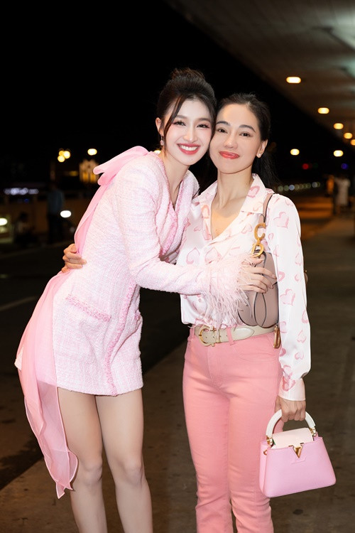 Tạm gác lịch trình bận rộn tại Miss Grand International 2023 - Hoa hậu Hòa bình Quốc tế 2023, bà Phạm Kim Dung đã bay từ Hải Phòng về TP HCM để tiễn Phương Nhi.