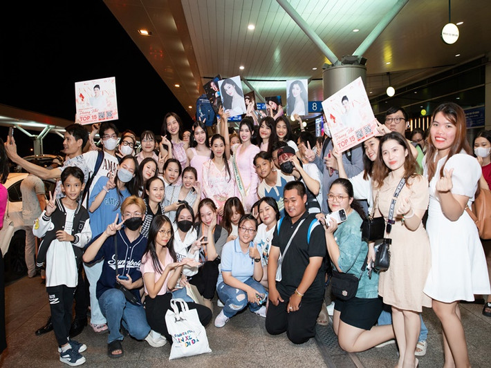 Phương Nhi còn vui mừng khi ở trong vòng tay của các fan.