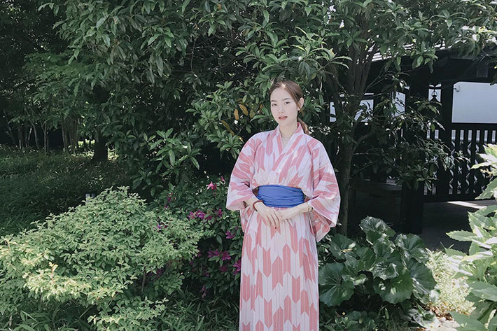 Minh Hằng mặc trang phục kimono đi tắm suối nước nóng ở Nhật Bản.