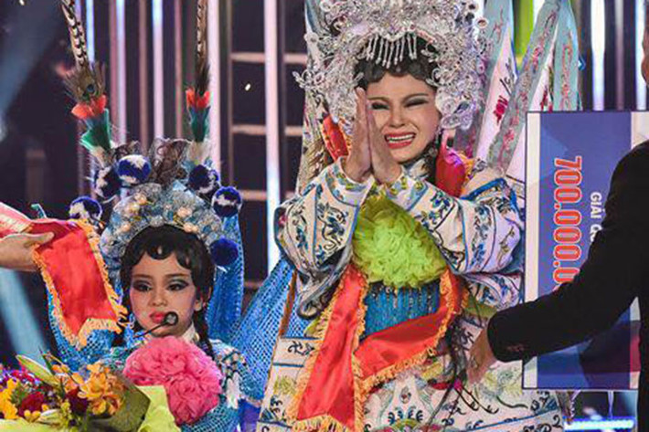 Lê Giang tâm sự: “1 năm trước, cũng đêm này, tôi đã đoạt giải quán quân Gương mặt thân quen nhí 2016, 1 kỷ niệm mà tôi nhớ mãi. Đêm đó tôi không ngủ được vừa mừng vừa vui”.