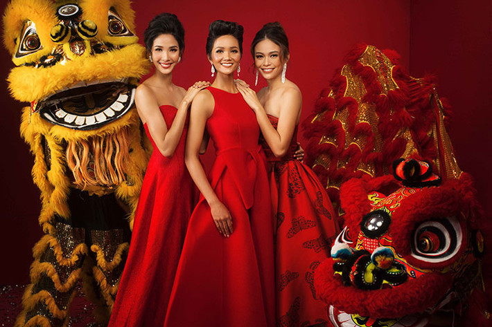 Trong bộ ảnh, top 3 cuộc thi Hoa hậu Hoàn vũ Việt Nam 2017 còn khoác lên mình bộ đầm màu đỏ rực rỡ đậm chất mùa xuân.