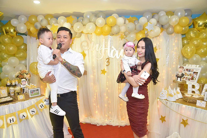 Bé Mỹ Anh (Son) là con gái của cặp đôi sao Việt Tuấn Hưng - Thu Hương. Bé Son cất tiếng khóc chào đời vào tháng 3/2017.