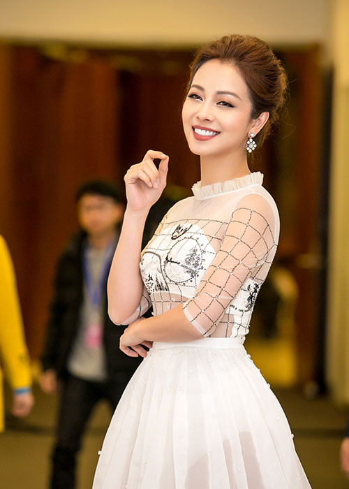 Người đẹp Jennifer Phạm luôn cố gắng tránh ồn ào, thi phị. Cô chỉ chú tâm cho công việc và chăm lo gia đình.