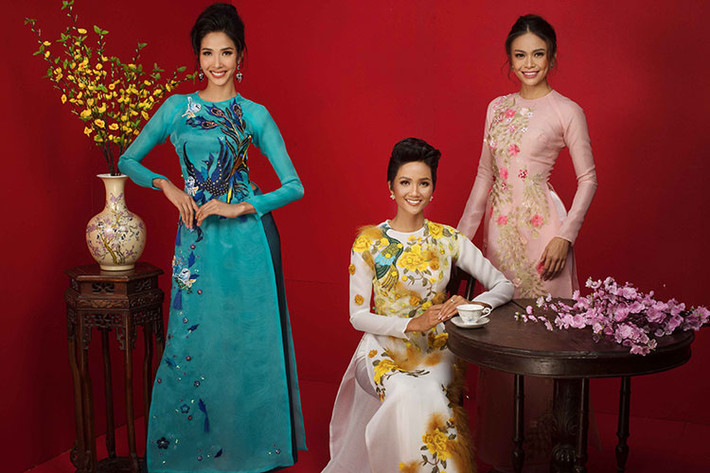 Giữa không khí rộn ràng chào đón năm mới, Hoa hậu H’hen Niê cùng 2 á hậu Hoàng Thùy và Mâu Thủy đã gửi đến khán giả bộ ảnh mới.