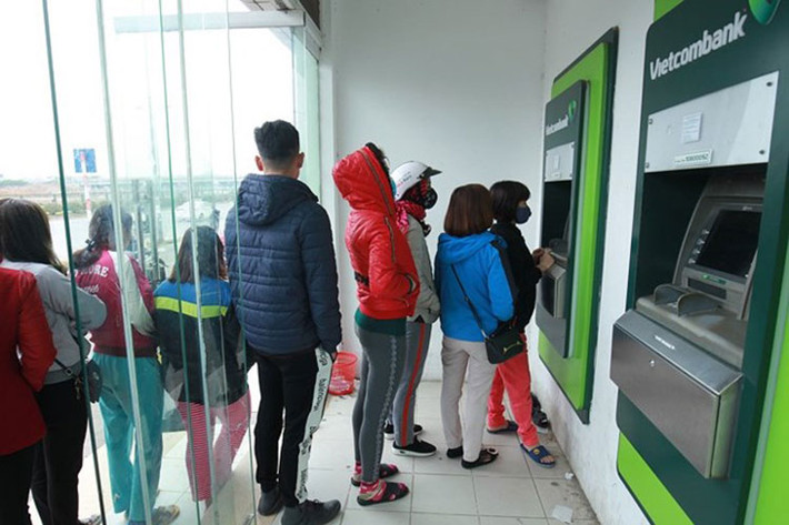 Điều đáng nói là trong số 3 máy rút tiền ATM này thì có 2 máy đều trong tình trạng báo hết tiền hoặc lỗi không rút được tiền. Chính vì vậy người lao động phải xếp hàng chờ rút tiền từ máy ATM còn lại.