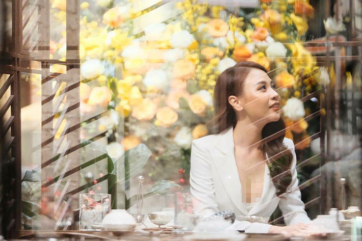 Nữ ca sĩ mặc gợi cảm trong buổi khai trương cửa hàng của riêng mình cách đây không lâu.