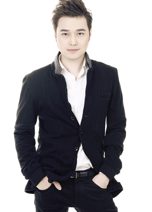 "Hoàng tử sơn ca" được mệnh danh là nam ca sĩ níu giữ được tuổi thanh xuân lâu nhất. Dù đã ở ngưỡng tuổi 36 nhưng anh chàng vẫn trông rất trẻ, và vẫn lẻ bóng sau nhiều cuộc tình sâu đậm.