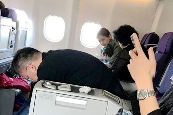 Angelababy được nhiều cư dân mạng khen khéo chăm con. Vì bận rộn nên cô thường xuyên mang theo bé Bọt Biển Nhỏ đi làm để tiện chăm sóc.
