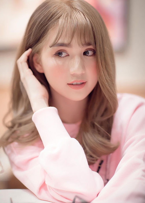 Ngọc Trinh được mệnh danh là "nữ hoàng nội y" bởi những bộ ảnh gợi cảm trong trang phục áo tắm.