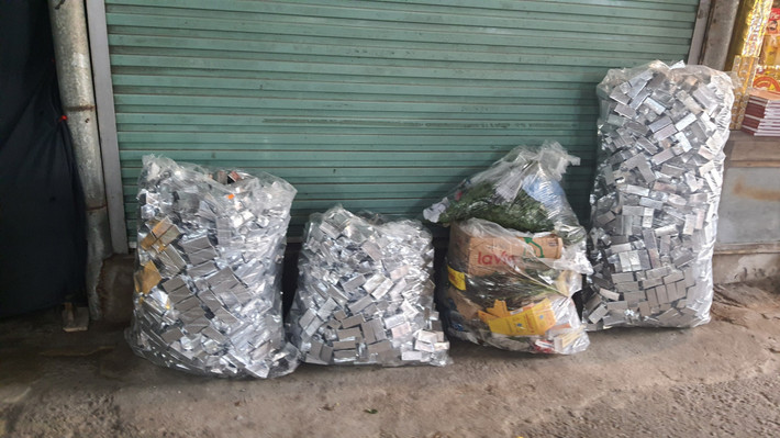 Những bao bạc thỏi, vàng mã chất dọc đường vào, cạnh các ki ốt chờ phục vụ khách thập phương.