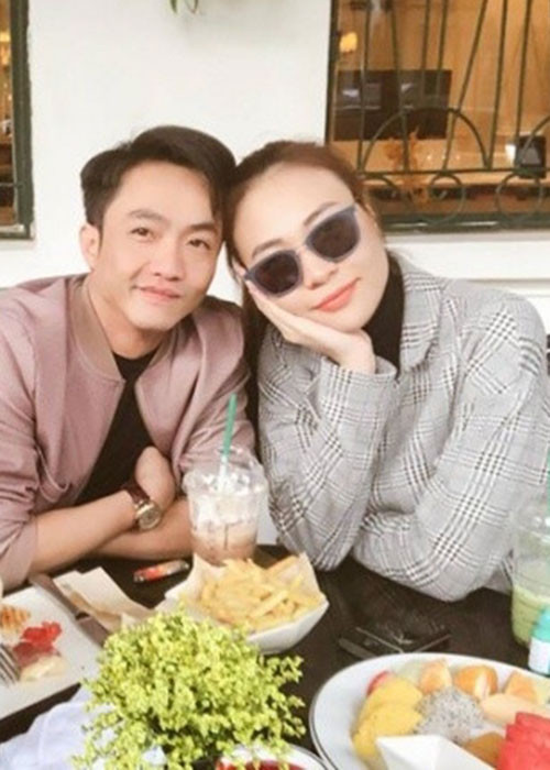 Khoảnh khắc Đàm Thu Trang tình tứ bên bạn trai doanh nhân khi đi ăn cùng bạn bè vào cuối tháng 2. Ảnh: Vietnamnet