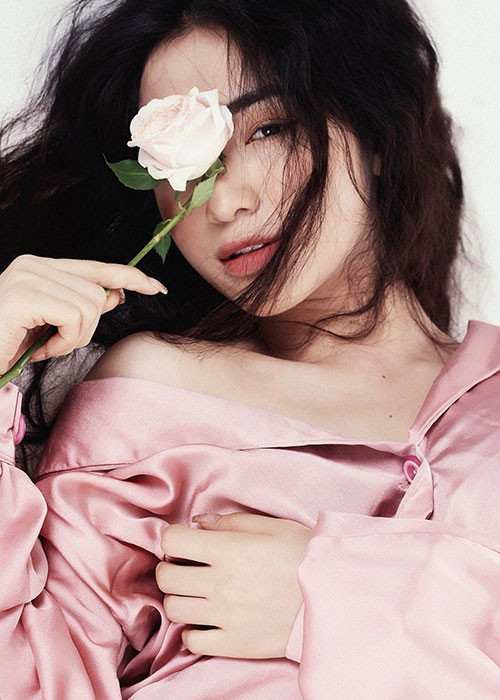 Hòa Minzy tung ảnh gợi cảm đón tuổi 23.