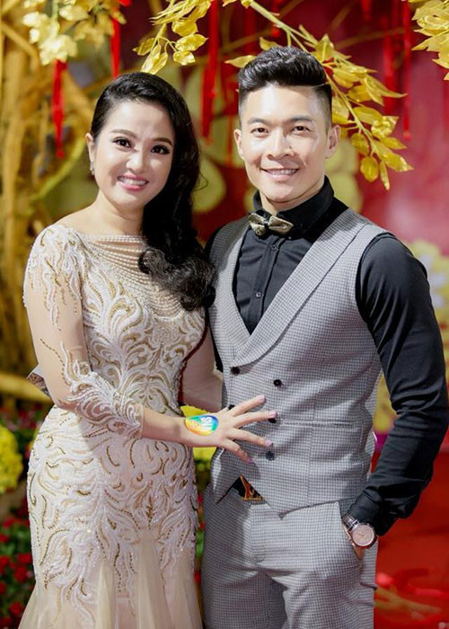 Gặp Hồng Phượng tại một chương trình giao lưu văn hóa tại Mỹ, Quốc Cơ ấn tượng trước sự cởi mở của nữ MC. Sau nửa năm hẹn hò, cả hai quyết định về chung một nhà.