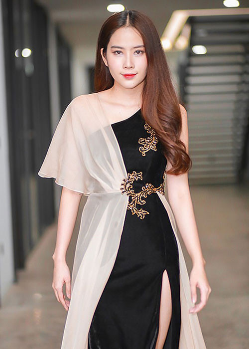 Tuy nhiên, mẹ của Nam Em bức xúc lên tiếng. Bà cho hay Trường Giang suốt ngày qua nhà ăn uống, đòi cưới Nam Em. "Tôi cho rằng anh ta không đáng mặt đàn ông", mẹ của Nam Em chia sẻ.