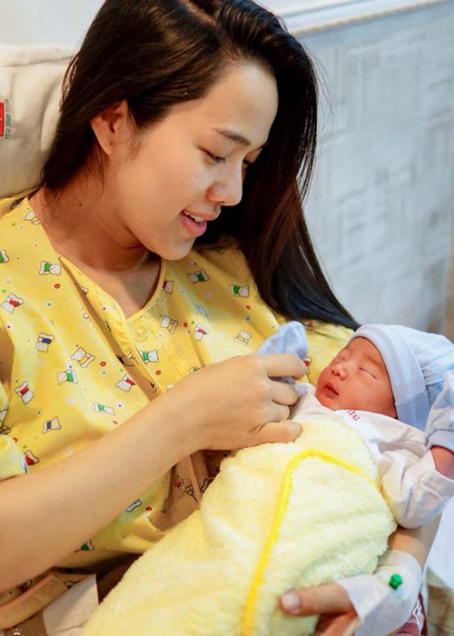 Bà xã của Ưng Hoàng Phúc tâm sự ngày sinh con trai thứ hai: "Vào giờ này 8h sáng ngày 24/4, mẹ chuẩn bị bước vào phòng mổ để lấy con ra khỏi bụng của mẹ. Cảm giác sung sướng khi nghe con cất tiếng khóc chào đời. Mẹ thì nước mắt 2 hàng vì quá vui mừng khi nhìn thấy mặt con, nhớ như in trong đầu ngày hôm đó”.