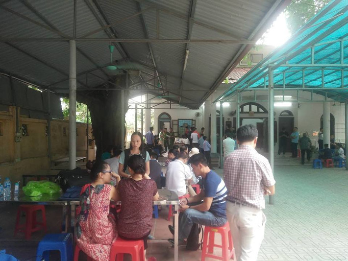 Ghi nhận PV Kiến Thức lúc 11h30 ngày 17/9, Công an quận Tây Hồ đang phối hợp với Phòng Cảnh sát hình sự Công an TP Hà Nội và một số đơn vị chức năng có mặt tại Bệnh viện E, Hà Nội để khám nghiệm tử thi, điều tra nguyên nhân cái chết.