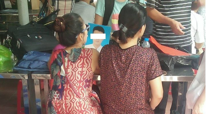 Tại khu vực Bệnh viện E, người thân của các nạn nhân cũng tập trung rất đông, nhiều người mang theo di ảnh của người thân.