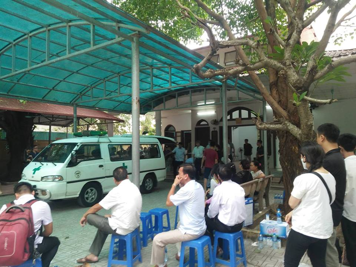 Nghi vấn ban đầu có thể do sốc thuốc. Nhiều người thân của các nạn nhân quá buồn bã vẫn chưa thể trả lời phỏng vấn, họ cho biết cũng chưa nắm rõ được vụ việc.