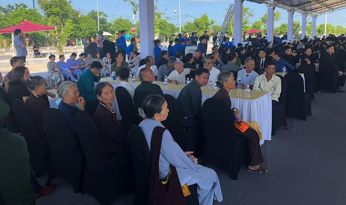 Người dân ngồi kín khu vực Hội trường UBND huyện Kim Sơn (tỉnh Ninh Bình) chờ tới lượt vào viếng.