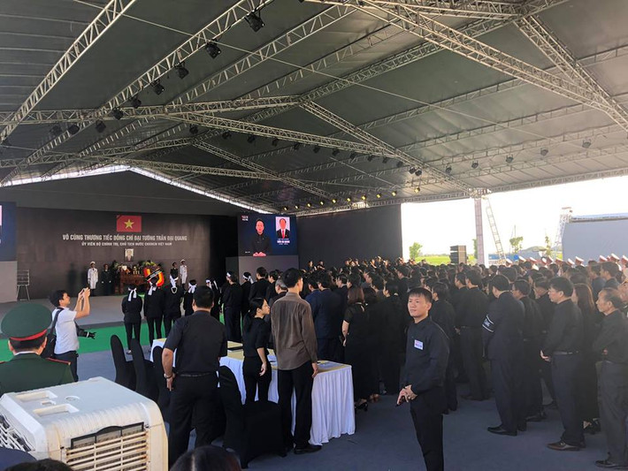 Mọi người đều ăn mặc phù hợp với không khí tang lễ.