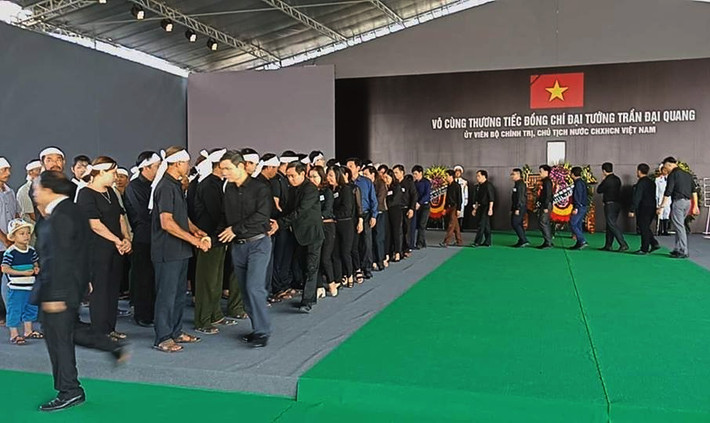 Lễ viếng diễn ra nghiêm trang, xúc động.