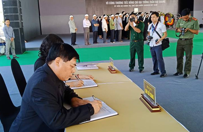 Những người vào viếng ghi sổ tang.