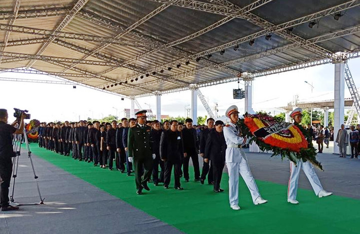 Bắt đầu lễ viếng là khối lãnh đạo tỉnh, thành phố và các Sở ban ngành của tỉnh.