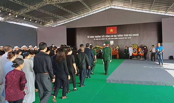 Từ sáng sớm, rất đông người dân đã đến xếp hàng để vào viếng Chủ tịch nước.