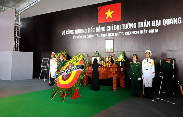 7h sáng nay (26/9), cùng với Hà Nội và Hội trường Thống Nhất (TP Hồ Chí Minh) và Hội trường UBND huyện Kim Sơn (tỉnh Ninh Bình), quê nhà Chủ tịch nước Trần Đại Quang đồng thời diễn ra lễ viếng.