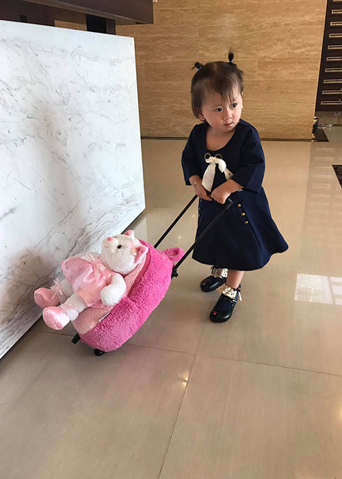 Con gái Trang Trần ngày càng xinh xắn, đáng yêu. Ngoài đôi chân dài, cô nhóc còn sở hữu đôi mắt to tròn dễ thương. Ảnh: FBNV