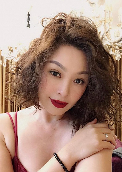 Ở tuổi 45, nữ diễn viên vẫn trẻ trung gợi cảm. Ảnh: Dân Việt
