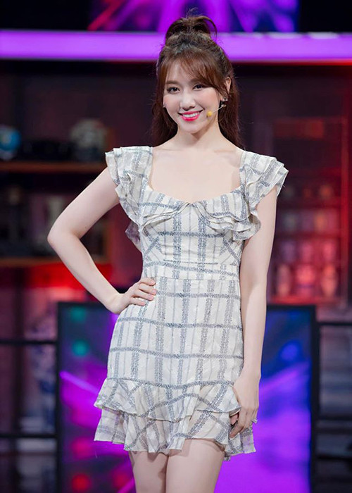 Hari Won là một trong số những sao Việt chiến thắng bệnh ung thư. Nữ ca sĩ may mắn phát hiện sớm căn bệnh ung thư cổ tử cung trong một lần khám sức khỏe định kỳ năm 2012. Sau 2 lần phẫu thuật, Hari Won đã bình phục.