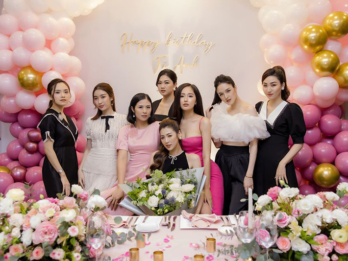 Mai Phương Thúy diện đầm hai dây ôm sát khoe vóc dáng nuột nà, tự tin đọ sắc cùng dàn hoa hậu, á hậu.