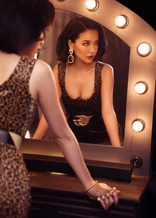 Bích Phương sở hữu vòng một khiêm tốn nhưng cô khéo diện trang phục gợi cảm đủ để người đối diện khó rời mắt.