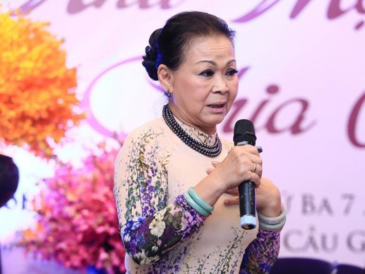 Không ít nhiều sao Việt bị đồn qua đời. Tháng 7/2018, ca sĩ Khánh Ly trở thành nạn nhân của lời đồn ác ý khi mạng xã hội có tin đồn bà qua đời tại châu Âu. Về phần mình, Khánh Ly tỏ ra rất bình thản vì từng đối diện với những tin đồn kiểu như vậy. Ảnh: Pháp luật TP HCM