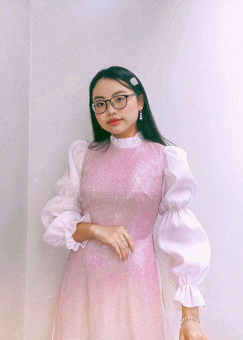 Mới đây, Phương Mỹ Chi tỏ ra rất sốc khi antifan xúc phạm gia đình cô. Tài khoản này buông lời cay nghiệt khi giọng ca nhí thông báo có tin vui: "Tin ông nội chết hay bà nội chết mà vui vậy"; "Hay cả hai chết hết nên vui".