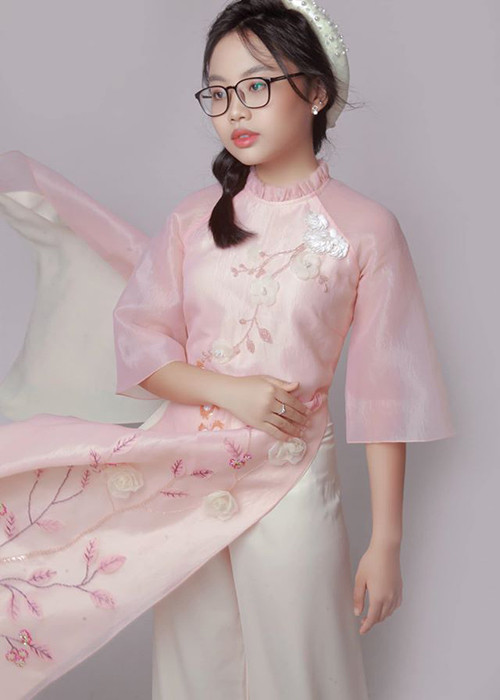 "Con sẽ cùng ê-kíp của con, tìm ra hướng giải quyết tốt nhất. Hy vọng cô nhìn ra việc mình làm là đúng hay sai, là có ý thức hay không, để bảo vệ cho bản thân mình và gia đình mình sau này tránh khỏi những rắc rối nặng nề hơn", Phương Mỹ Chi bày tỏ.