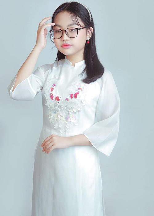 Tâm trạng của Phương Mỹ Chi trùng xuống trước lời cay nghiệt. Để bảo vệ gia đình, em phản ứng lại với antifan đáng tuổi cô: “Con không muốn ai xúc phạm đến gia đình mình. Con nghĩ ai cũng vậy thôi, không muốn gia đình mình bị người khác nguyền rủa mà không vì bất kì điều gì".