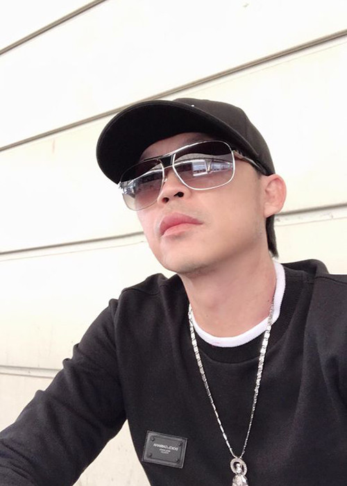 Còn khi bị đồn đoán đang nguy kịch, hôn mê hay gặp tai nạn bất ngờ, Hoài Linh lên tiếng: “Vùng cổ em bị chút bệnh, hai năm trước nói không ra tiếng. Cũng vì thế mà bị nói hôn mê, chết 2-3 lần”.