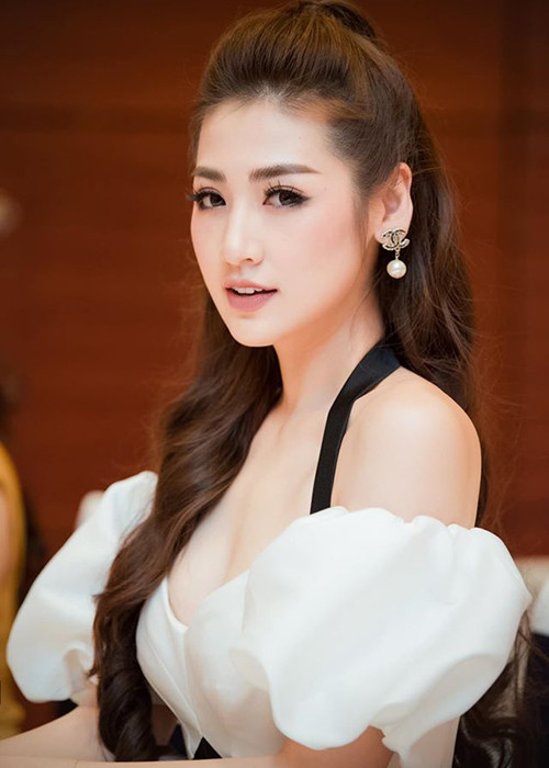 Á hậu Tú Anh lên xe hoa hồi tháng 7/2018. Tháng 12 cùng năm, vợ chồng người đẹp chào đón cậu con trai đầu lòng chào đời.