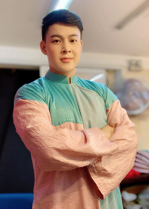 Anh từng tham gia các vở như: "Mưu tú bà", "Tiên nga", "Thám tử si tình".