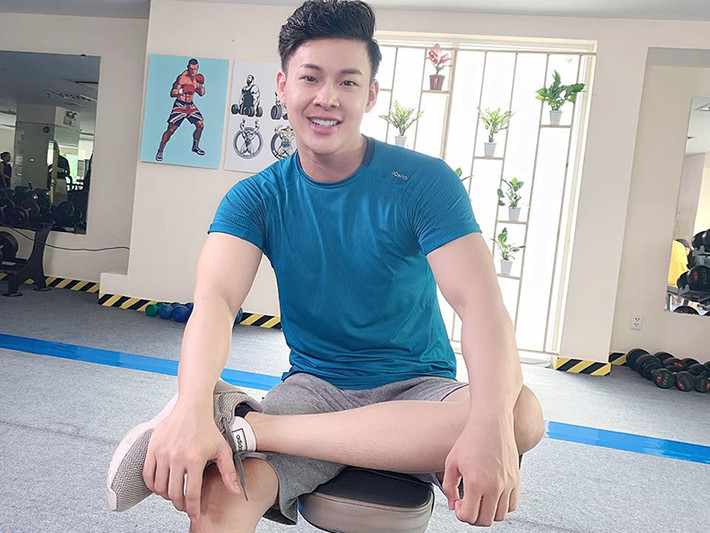 Anh chăm chỉ tập thể dục để có vóc dáng săn chắc.