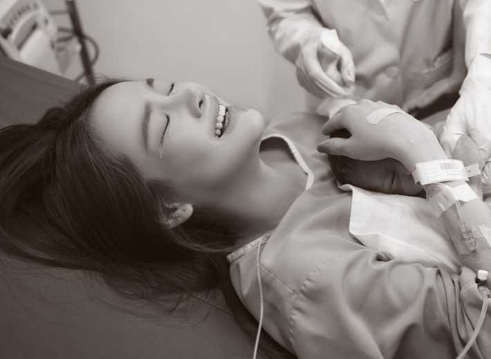 Ngày 5/10, Nhã Phương sinh con thứ hai. Trong khoảnh khắc con trai chào đời, nữ diễn viên bật khóc.