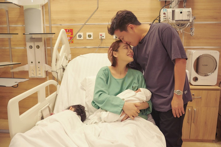 Con gái của Trường Giang - Nhã Phương ngủ say khi đến thăm em trai.