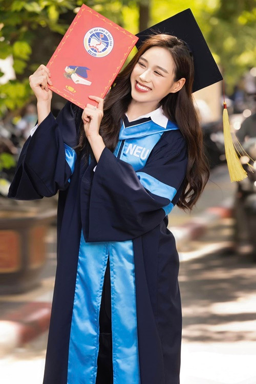 Tháng 8, Đỗ Thị Hà nhận bằng cử nhân chuyên ngành Luật kinh doanh ở trường Đại học Kinh tế Quốc dân. Người đẹp có dự định sớm theo học chương trình thạc sĩ. Ảnh: FBNV.