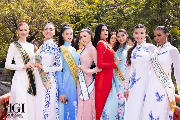 Đại diện đến từ Hà Lan (thứ ba bên trái) chia sẻ: “Tôi cảm thấy rất xúc động khi được trải nghiệm nền văn hóa của Việt Nam. Tôi rất yêu áo dài. Tôi cảm thấy rất tự tin khi mặc trang phục này”.