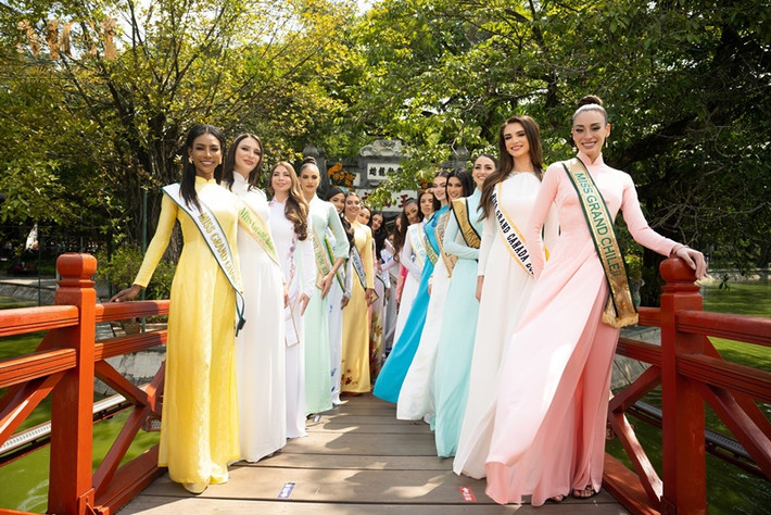 Mới đây, ban tổ chức mở cổng bình chọn giải thưởng Best in Áo dài. 6 thí sinh giành chiến thắng sẽ có cơ hội để thể hiện bản thân cũng như tham dự cuộc trò chuyện trực tiếp đặc biệt cùng chủ tịch cuộc thi - ông Mr.Nawat về việc chinh phục chiếc vương miện danh giá được tổ chức vào ngày 8/10.