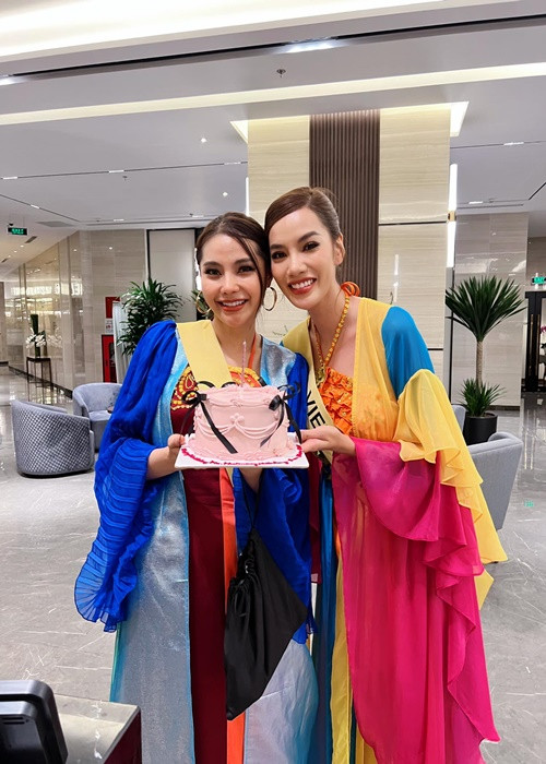 Đại diện Việt Nam ghi điểm trong mắt nhiều thí sinh. Mới đây, Lê Hoàng Phương tặng bánh và hát chúc mừng sinh nhật hai đại diện Paraguay và Lào. Ảnh: FBNV.