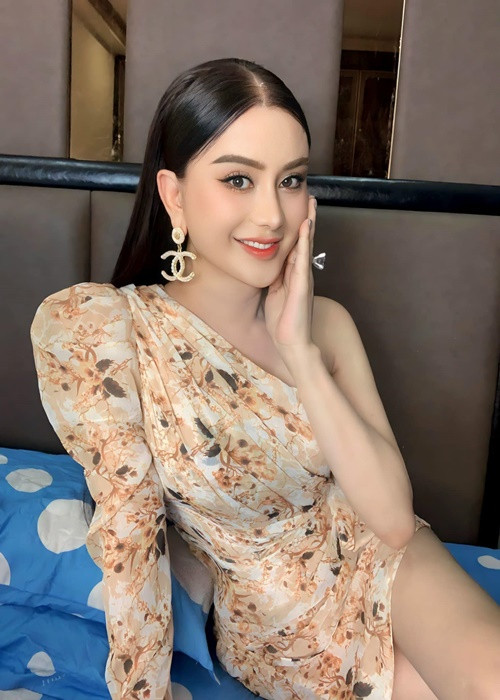 Cô tỏ ra hài lòng về diện mạo hiện tại. Ảnh: FBNV.
