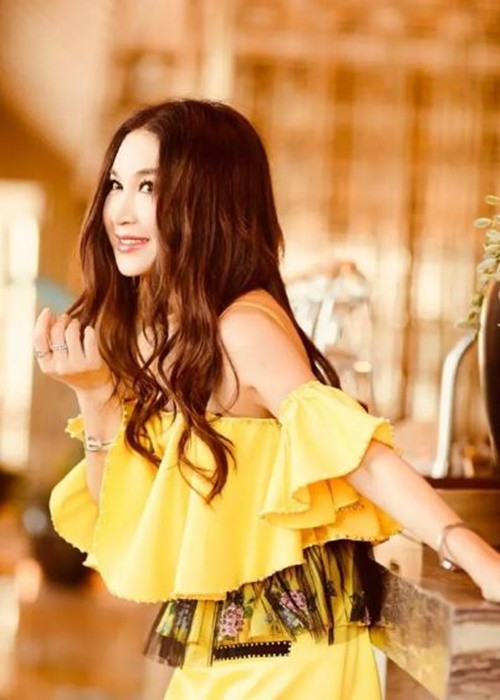 Mới đây, Ôn Bích Hà đăng tải loạt ảnh trẻ đẹp khi tham gia một sự kiện thời trang. Không lâu sau đó, cư dân mạng lan truyền hình ảnh không có photoshop của nữ diễn viên. Ảnh: Vietnamnet